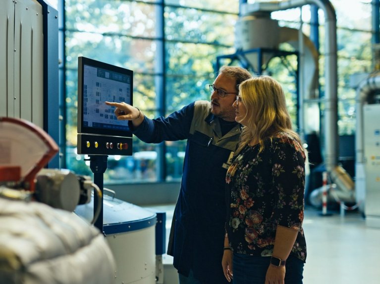 Technology Center - We provide training and further education.jpg A man describes how the software works to a colleague in front of a screen