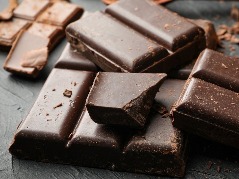 Schokoladentafeln Schokoladentafel, leicht zerbrochen dekorativ gestapelt