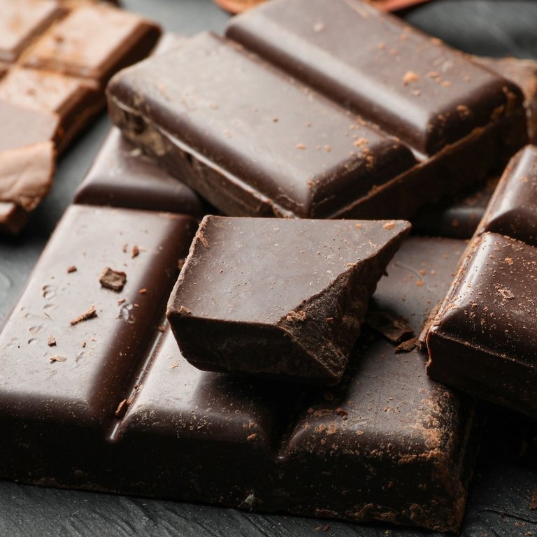 Schokoladentafeln Schokoladentafel, leicht zerbrochen dekorativ gestapelt