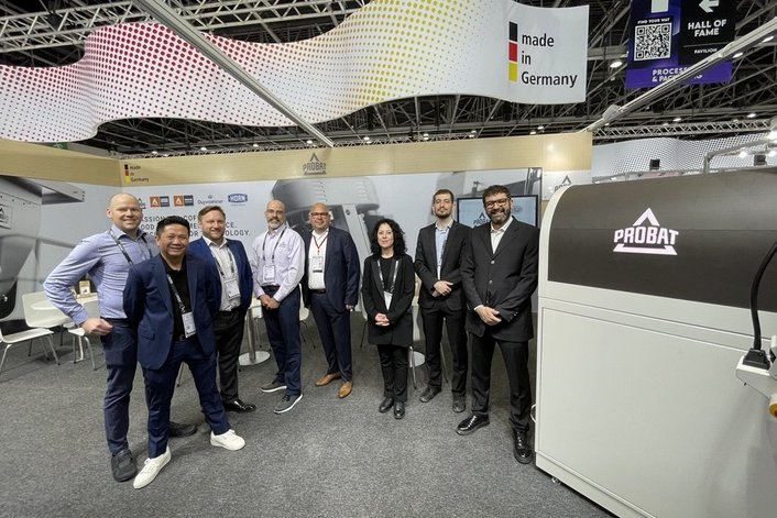 Group Picture of Gulfood Manufacturing exhibition team next to a Probat roaster Group Picture of Gulfood Manufacturing exhibition team next to a Probat roaster