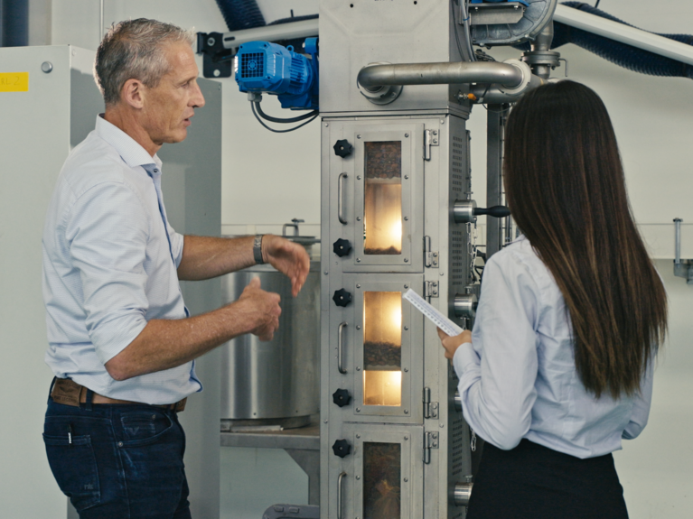 Food training  Picture shows a Probat employee explaning a machine of the foos sector to a customer.