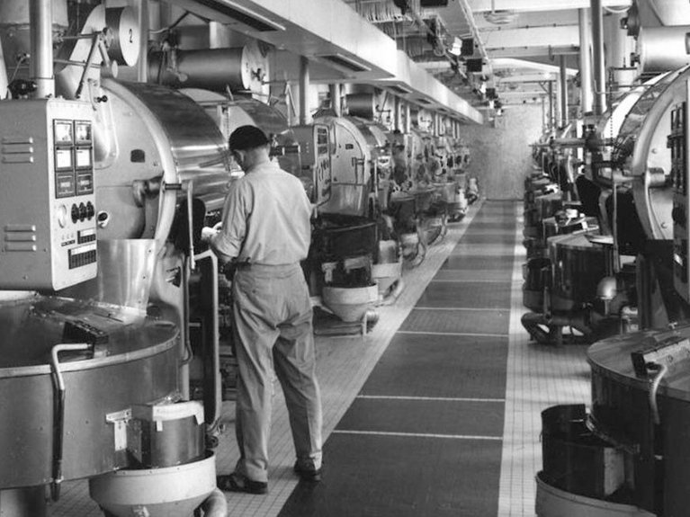 PROBAT shop roaster construction in 1920 Black and white picture of 1920 shop roaster factory