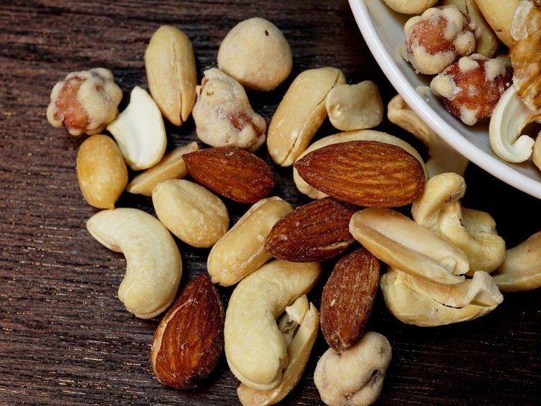 Nussmischung Nussmischung in eine Schüssel und daneben, dekorativ verteilt