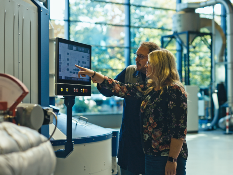 Technology center in Emmerich Two persons poining at a screen